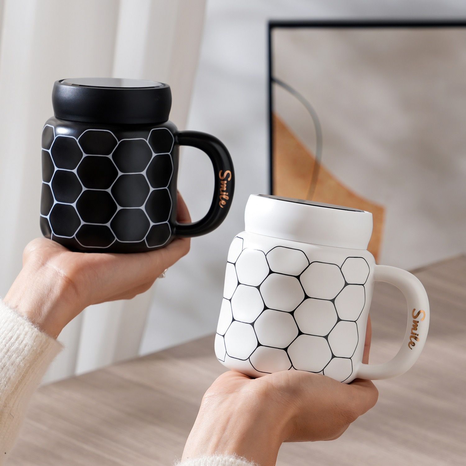 Creative Design Ceramic Smile Handle Mug With Lid Black